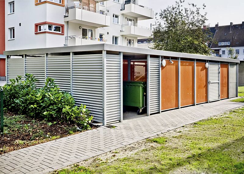 FLEXI-BOX mit auftragsbezogener Anpassung als Kombination Fahrradüberdachung / Wertstoffumhausung, Dachbreite x Dachtiefe 12300 mm x 6300 mm, Wandelemente Lochblech pulverbeschichtet in RAL 2003 pastellorange bzw. Aluminiumwellblech, Drehflügeltür, ein...