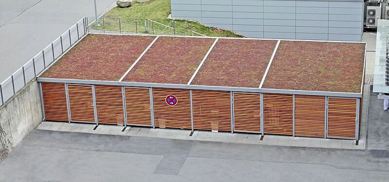 wertstoffueberdachung-flexi-box__shoKAT0061505 Wertstoffüberdachung FLEXI-BOX mit auftragsbezogener Anpassung, Dachbreite x Dachtiefe 16300 mm x 6000 mm, Dachbegrünung bauseits, Wandelement / Drehflügeltür, einflügelig, mit Holzbelattung Fichte, Stahlkonstruktion feuerverzinkt