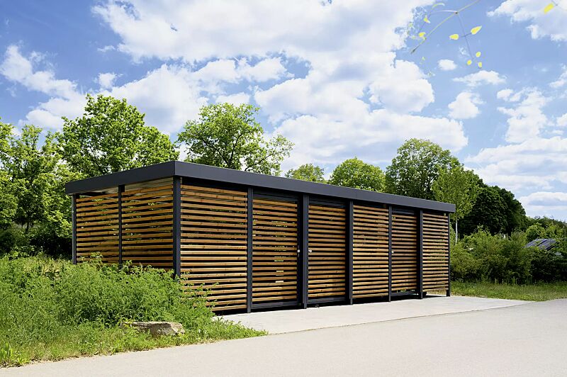 wertstoffueberdachung-flexi-box__shoKAT0077240 Wertstoffüberdachung FLEXI-BOX, auftragsbezogene Anpassung, Dachbreite x Dachtiefe 9300 mm x 3300 mm, Wandelemente und Schiebetür Lärchenholz, waagerechte Belattung, Stahlkonstruktion in RAL 7016 anthrazitgrau