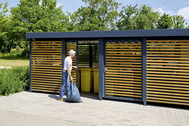 wertstoffueberdachung-flexi-box__shoKAT0077242 Wertstoffüberdachung FLEXI-BOX, auftragsbezogene Anpassung, Dachbreite x Dachtiefe 9300 mm x 3300 mm, Wandelemente und Schiebetür Lärchenholz, waagerechte Belattung, Stahlkonstruktion in RAL 7016 anthrazitgrau