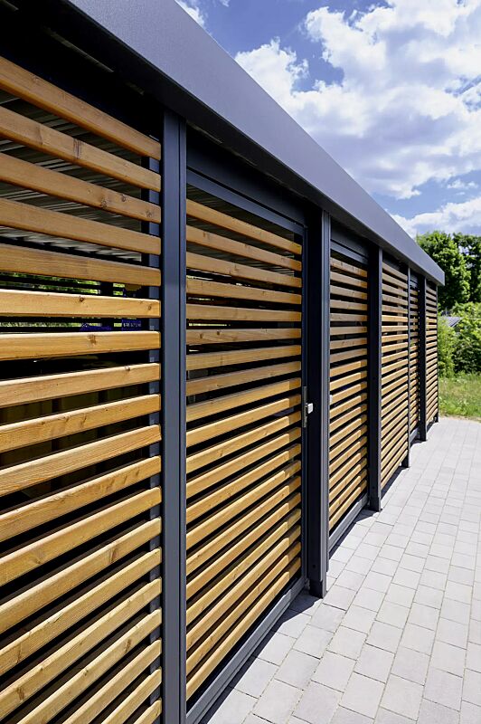 wertstoffueberdachung-flexi-box__shoKAT0077243 Wertstoffüberdachung FLEXI-BOX, auftragsbezogene Anpassung, Dachbreite x Dachtiefe 9300 mm x 3300 mm, Wandelemente und Schiebetür Lärchenholz, waagerechte Belattung, Stahlkonstruktion in RAL 7016 anthrazitgrau