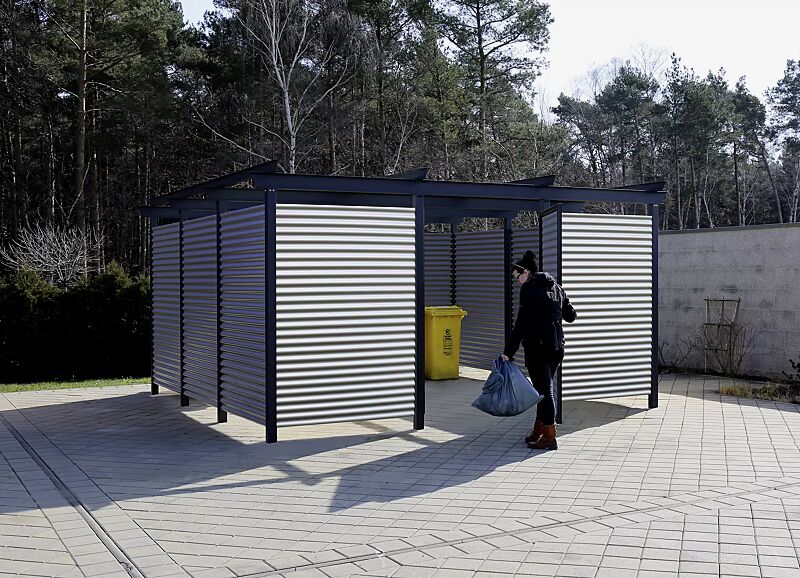 wertstoffumhausung-flexi-box__shoKAT0039887 Wertstoffumhausung FLEXI-BOX, Dachbreite x Dachtiefe 4900 mm x 4900 mm, für 6 Stück Abfallgroßbehälter, Stahlkonstruktion feuerverzinkt und pulverbeschichtet inkl. Rück-, Seiten- und Frontwand mit Drehflügeltür, einflügelig, Aluminiumwellblech, Pergola...