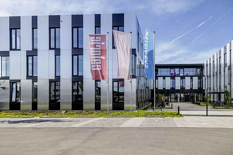 Zylindrischer Aluminium-Fahnenmast VARIATION mit Ausleger