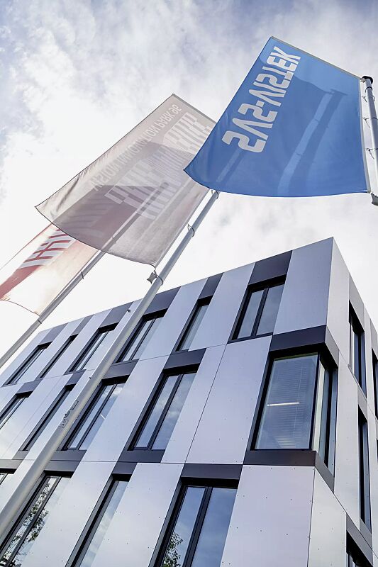 Zylindrischer Aluminium-Fahnenmast VARIATION mit Ausleger